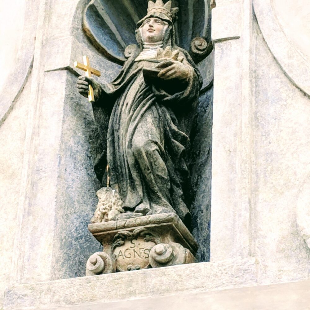 Little statue of Saint Agnes in the doorframe of the monastery gate
