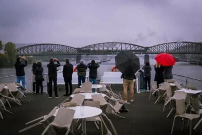Corporate group enjoying a relaxed boat activity on the Vltava River in Prague, highlighting the flexible and experiential side of MICE Prague