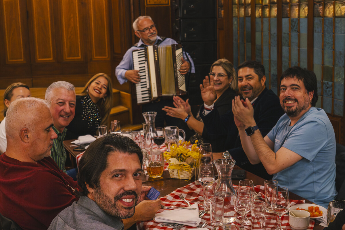 Corporate group enjoying a traditional dinner with live music in Prague during an incentive MICE event